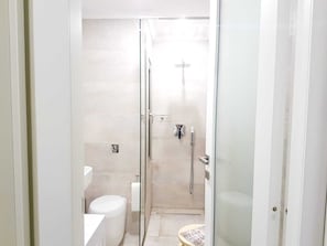Shower, hair dryer, towels, soap - Lovely, Modern Apt 1 min from the sea front (Il-Gżira)