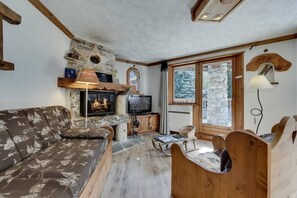 Télévision, cheminée, chaîne hi-fi