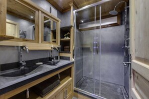 Badewanne, Haartrockner, Handtücher