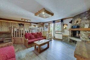 Télévision LCD, cheminée, chaîne hi-fi