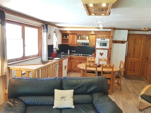 TV, fireplace, stereo - N2 chalet apartment 4****63m²4/5 person at the slopes foot (Val-d'Isère)