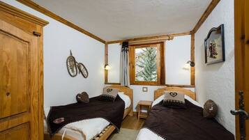 3 slaapkamers, een strijkplank/strijkijzer, wifi, beddengoed