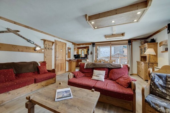 TV, fireplace, stereo