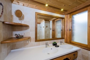 Badewanne, Haartrockner, Handtücher