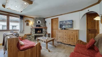 Televisie, een open haard en een stereo