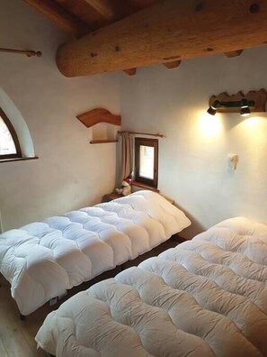 6 bedrooms, iron/ironing board, WiFi, bed sheets