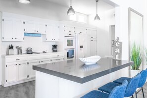 ثلاجة، ميكروويف، فرن، موقد طهي مسطح