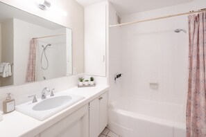 Ensemble baignoire-douche, séchoir à cheveux, serviettes fournies