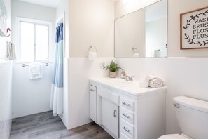 Combined shower/bathtub, hair dryer, towels - Casa De Los Sueños - Located on the Beach (Carlsbad)