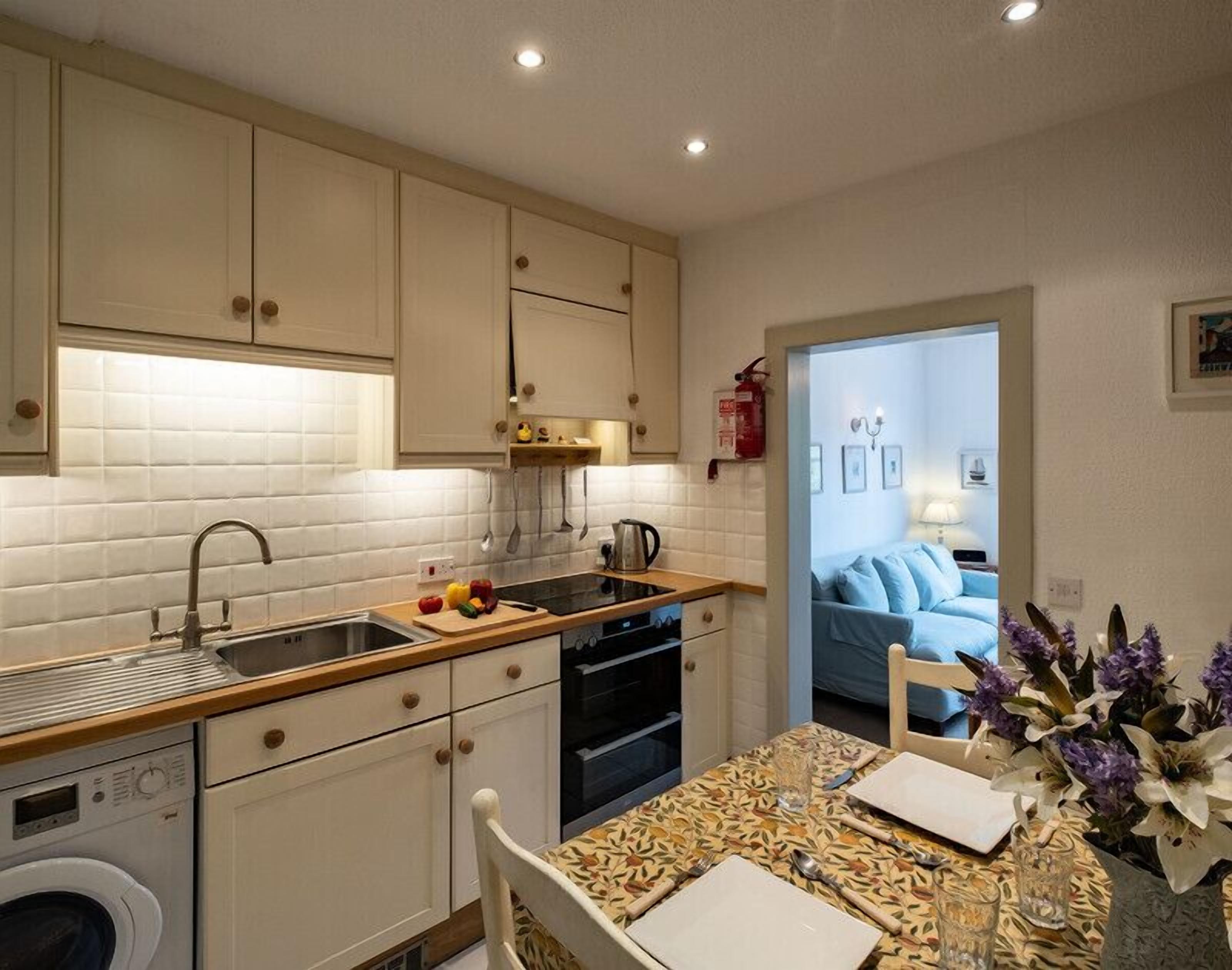 APRIL COTTAGE, romantic, with a garden in Port Isaac