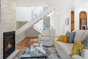 TV - Shore O'Clock - Spacious Solana Beach Vacation Rental Near Beach Access (Solana BEach)