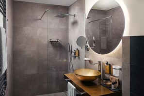 Shower, rainfall showerhead, designer toiletries, hair dryer - Boutique Hotel Saxonia (Karlovy Vary)