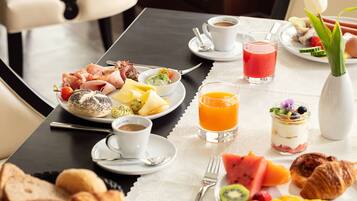 Café da manhã com buffet grátis todos os dias