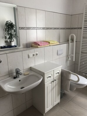 Douche, serviettes fournies, papier toilette