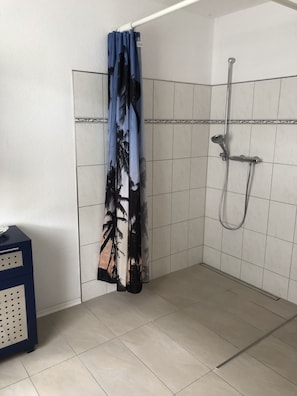 Shower, towels, toilet paper - Fewo "reinhild", Vermieter: Elfriede Kaminski, Geisenheim-marienthal (Geisenheim-Marienthal)