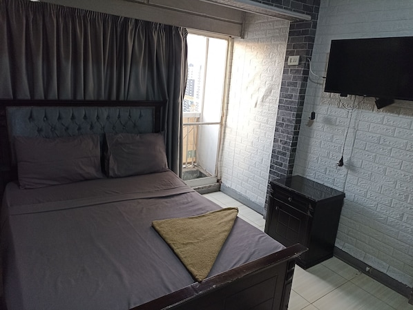 Blackout curtains, free WiFi, bed sheets