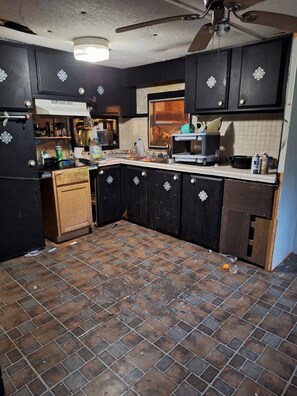 Private kitchen - Home Away From Home! (Livingston)