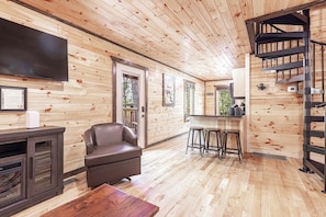 Smart TV, fireplace - New! Cozy 2br/2ba Cabin in the Tree Tops, Decks, Hot Tub, 2min to Dollywood! (Pigeon Forge)