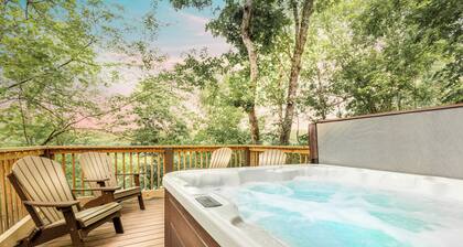Relax In Treetops 1b/1ba sleep 4 Private Deck, Gas Grill, Hot Tub, Cozy Comfy