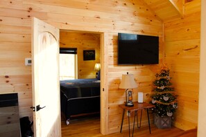 1 bedroom, iron/ironing board, free WiFi, bed sheets - Relax In Treetops 1b/1ba sleep 4 Private Deck, Gas Grill, Hot Tub, Cozy Comfy (Pigeon Forge)