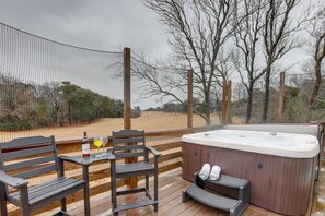 Outdoor spa tub - Luxury Golf Villa w/ Hot Tub  Stunning Golf Course Views Near OBX Beaches (Kitty Hawk)