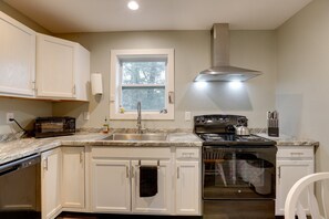 Fridge, microwave, oven, stovetop - Luxury Golf Villa w/ Hot Tub  Stunning Golf Course Views Near OBX Beaches (Kitty Hawk)