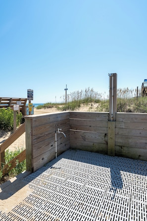 A wooden structure with a metal grate floor, a wooden bench, and a signpost with information. - Luxury Golf Villa w/ Hot Tub Stunning Golf Course Views Near OBX Beaches (Kitty Hawk)