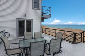 Outdoor dining - Griners Life Saving$ Station on Lake Michigan w/ Private Beach, Pet-Friendly (Frankfort)