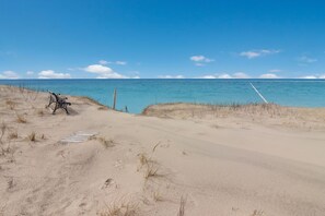 På stranden