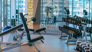Une salle de sport moderne équipée de matériel de musculation, d’haltères et d’appareils de cardio-training.