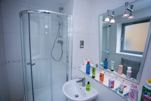 Appartement | Salle de bain | Ensemble douche/baignoire, baignoire relaxante profonde, sèche-cheveux