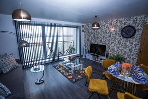 Interior - Remarkable 2-bed Apartment With Sea View (London)
