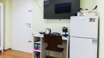 Estúdio | Cozinha privada | Geladeira grande, talheres/pratos/utensílios de cozinha