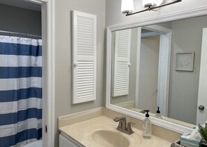 Ensemble douche/baignoire, serviettes fournies
