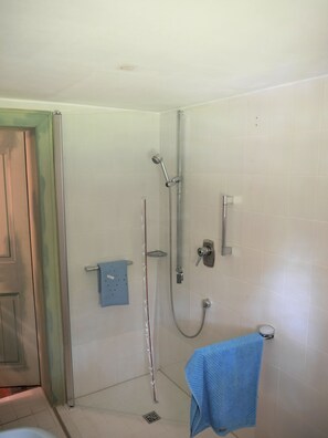 Douche, sèche-cheveux, savon, papier toilette