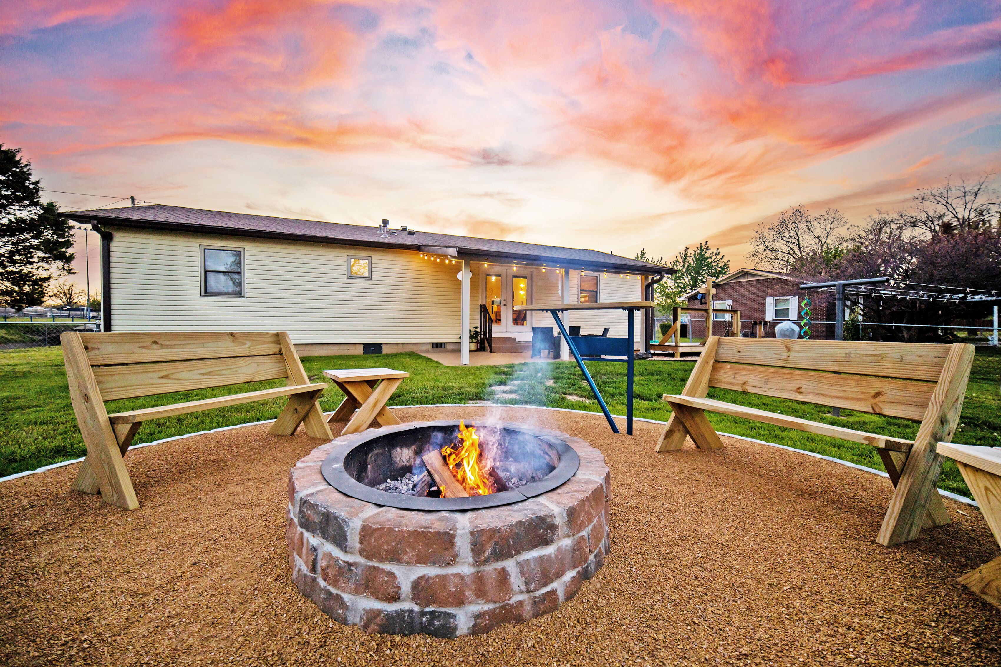 Modern/Vintage home near downtown Rogers - MTB, Bikers, Artists, RESTORED