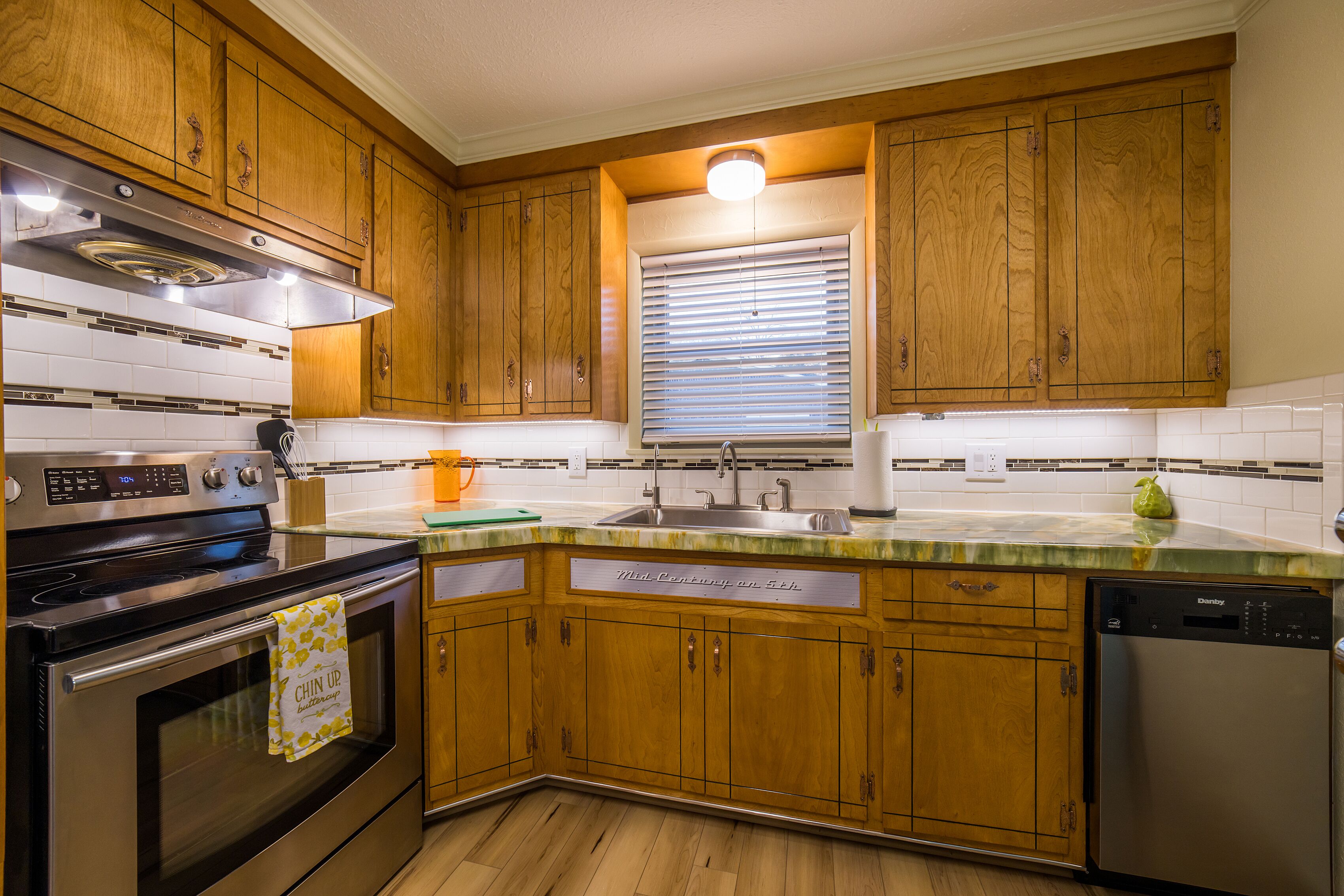 Modern/Vintage home near downtown Rogers - MTB, Bikers, Artists, RESTORED