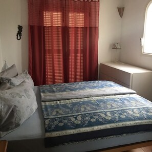 2 bedrooms, desk, travel cot, WiFi
