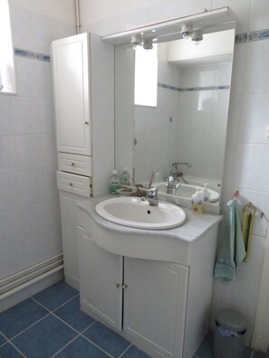 Dusche, Handtücher, Toilettenpapier