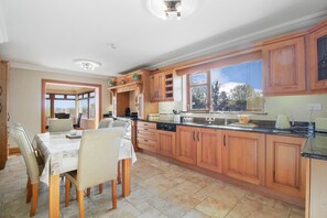 Fridge, dishwasher, electric kettle, toaster - Rose Cottage (Muff)