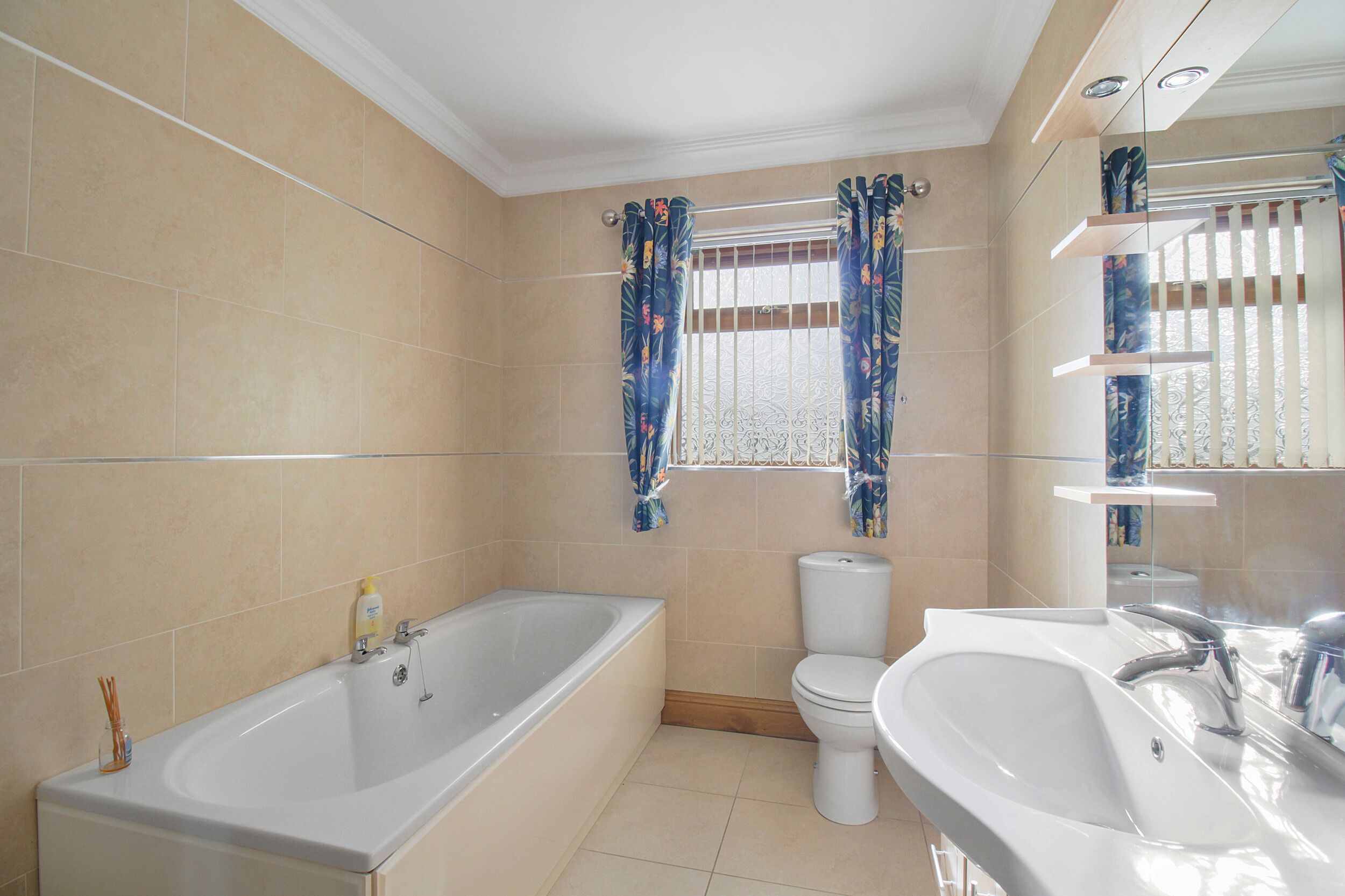 Een badkamer met een bad, toilet en wastafel.