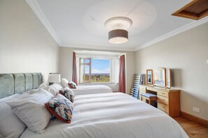 4 habitaciones, decoración personalizada y muebles diferentes