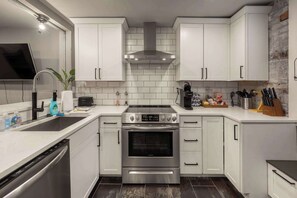 Fridge, microwave, oven, stovetop - 1BR Apt, Minutes to Downtown Cincy, Stadiums, Bars (Ludlow)