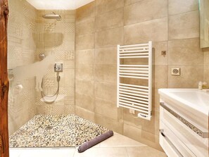 A modern bathroom with a shower, a white towel rack, and a vanity with a mirror. - Chalet, 300m from shops, terrace, fireplace or stove, ski locker, 130m², Méribel (Méribel - Les Allues)