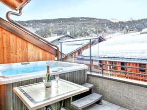 Outdoor spa tub - Chalet, 300m from shops, terrace, fireplace or stove, ski locker, 130m², Méribel (Méribel - Les Allues)