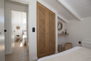 3 habitaciones, tabla de planchar con plancha y cuna de viaje 