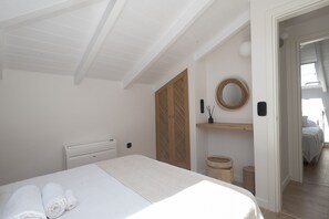 3 chambres, fer et planche à repasser, lit de bébé portatif