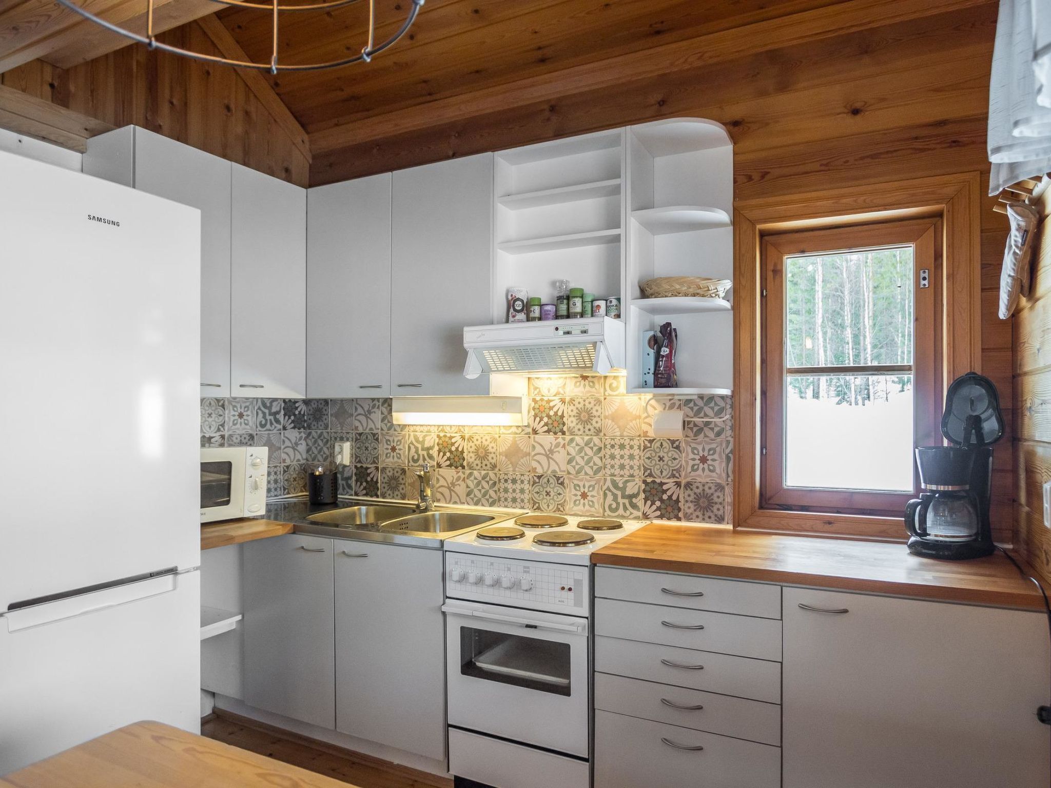 Kylskåp, mikrovågsugn och grytor/köksredskap