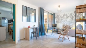 Un appartement moderne comprenant une cuisine, un coin repas et un salon.