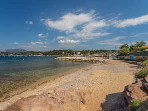 Una spiaggia nelle vicinanze